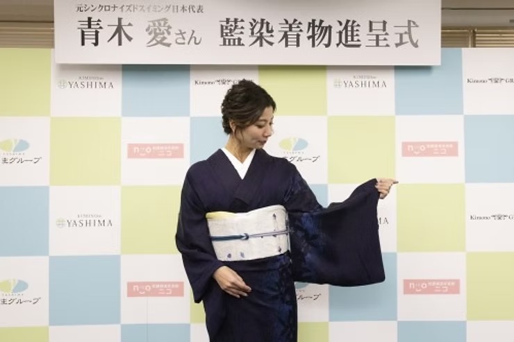 青木愛さん藍染着物進呈式